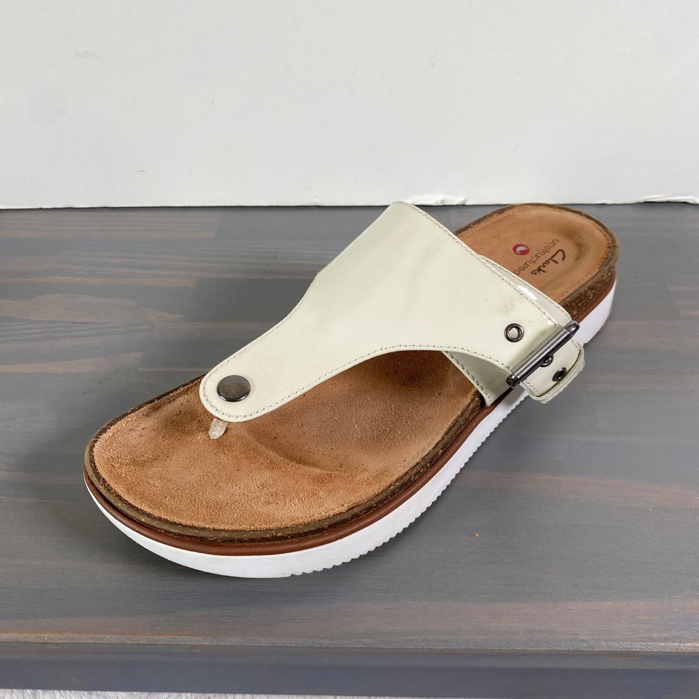Clarks Unstructured Faux Patent Thong Sandals Womens 10 Cream Patent Sleeveless